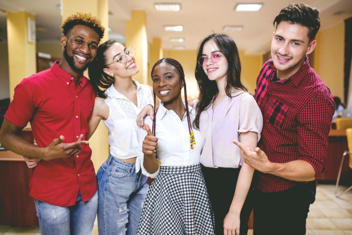Meditationsraum mit natürlichem Licht und ruhiger Atmosphäre